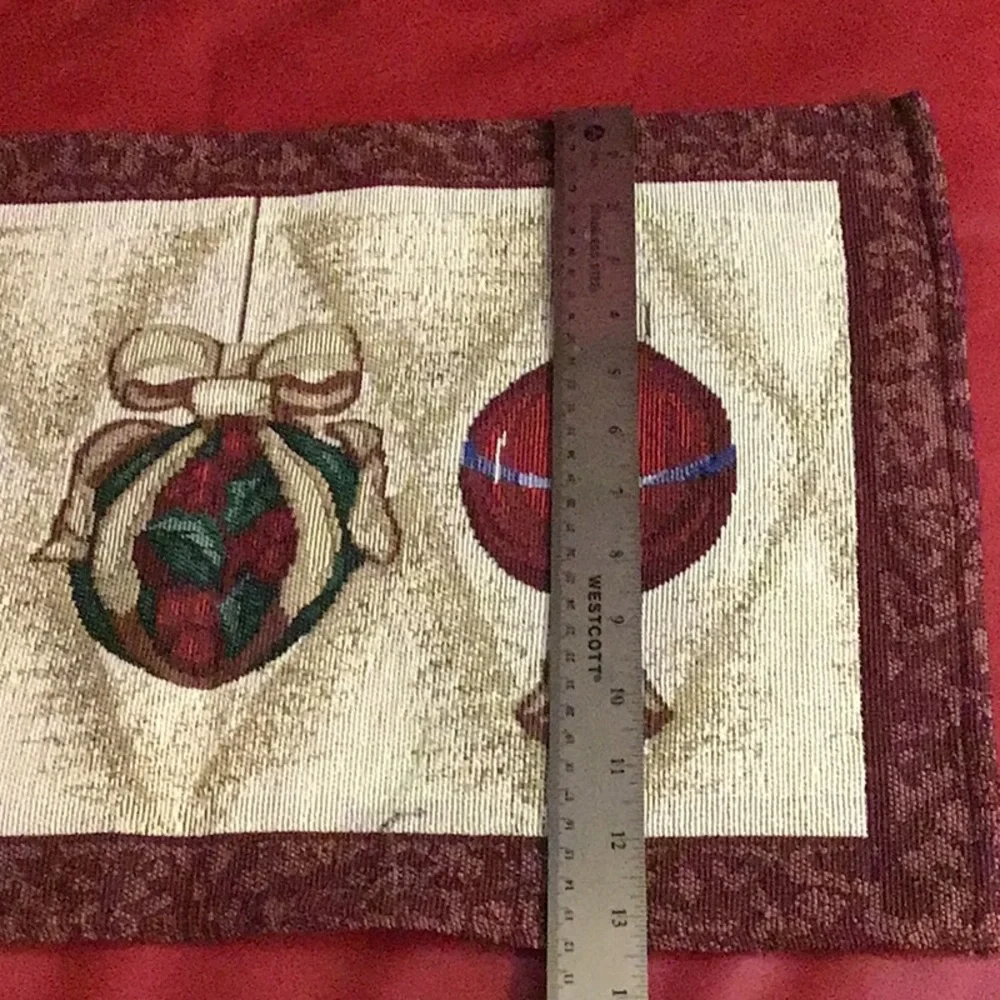 Christmas set: 1 runner & 4 placemats, like new!